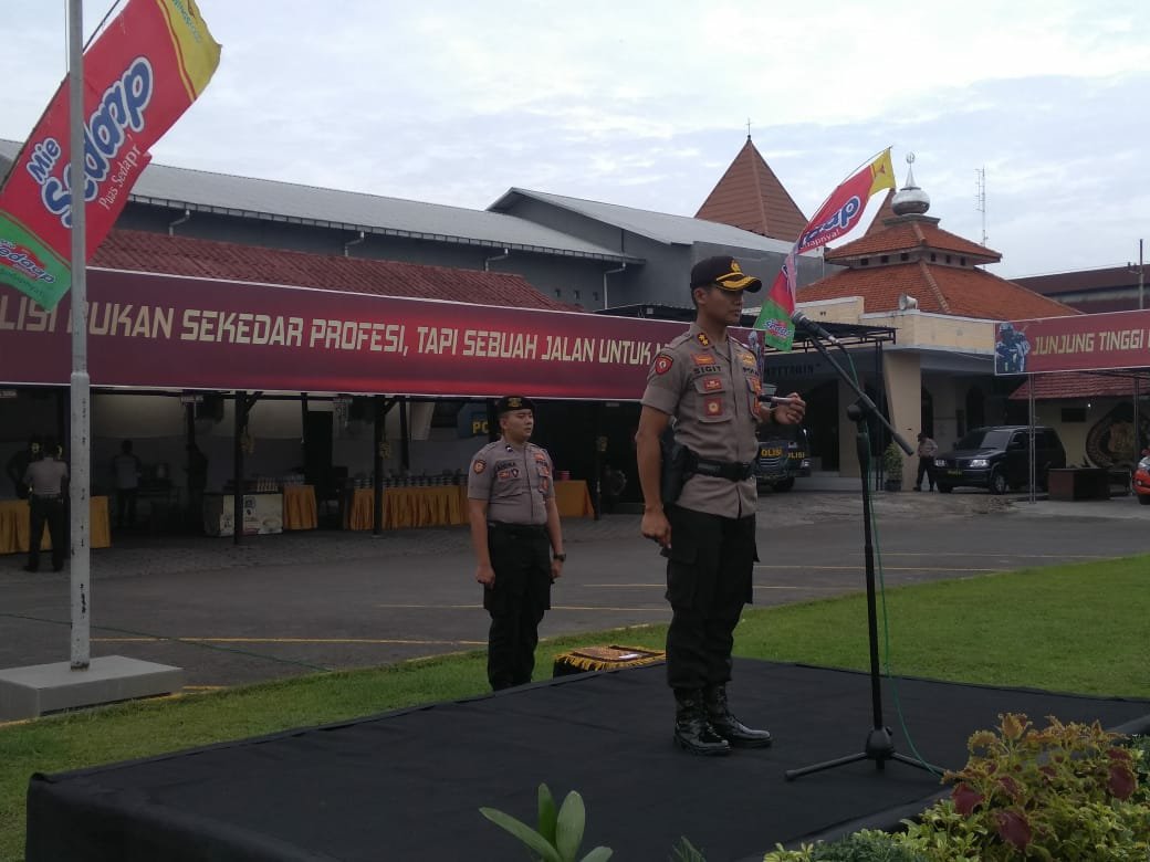Kapolres Mojokerto Kota, AKBP Sigit Dany Setiyono, SH, SIK, M.Sc. Eng menjadi inspektur upacara